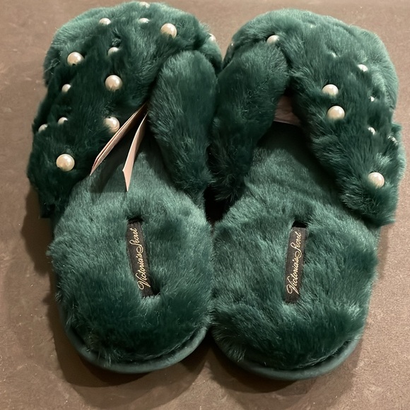 Victoria’s Secret Criss Cross Faux Fur Green and Faux Pearl Slippers NWT - Picture 2 of 11